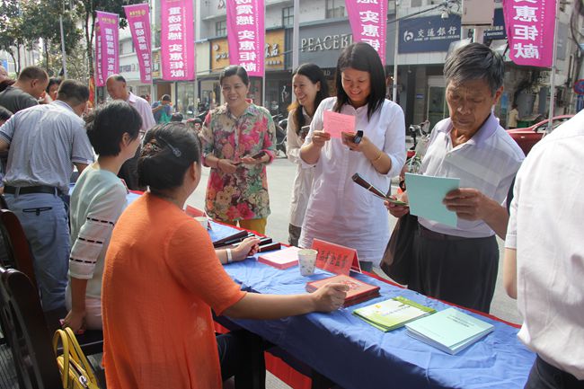 揚中市市場監(jiān)管局成功舉辦2016年“質(zhì)量月”現(xiàn)場宣傳咨詢服務活動